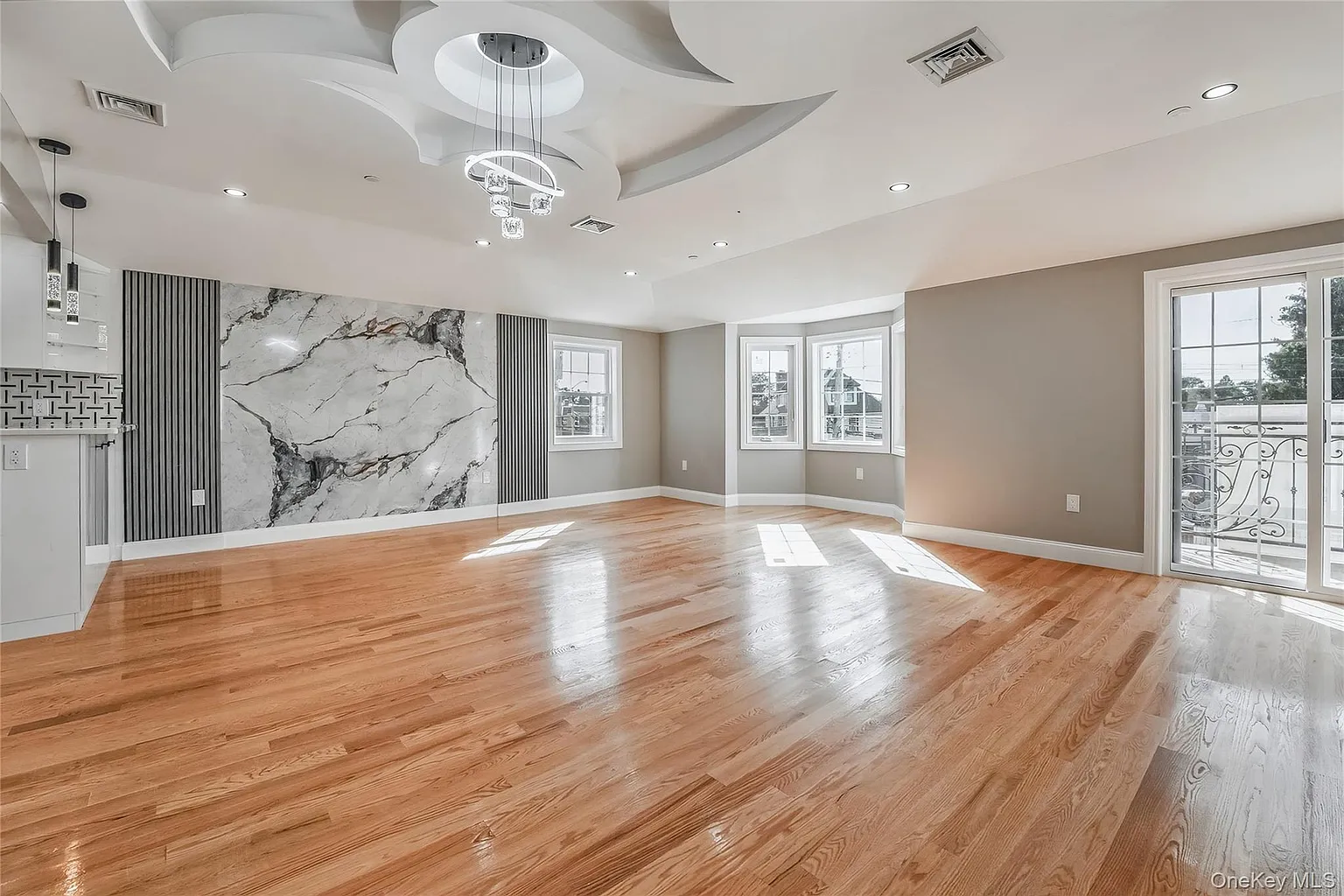 Empty room before virtual staging